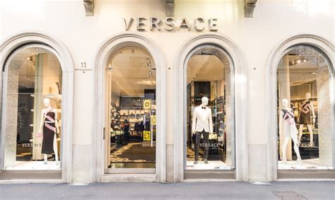 modello classico versace|storia di versace.